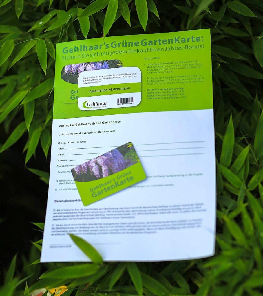 Ein Antrag der zur Anmeldung für die Bonuskarte handschriftlich ausgefüllt werden kann und die zugehörige Grüne GartenKarte sind abgebildet. Im Hintergrund sind grüne Blätter.
