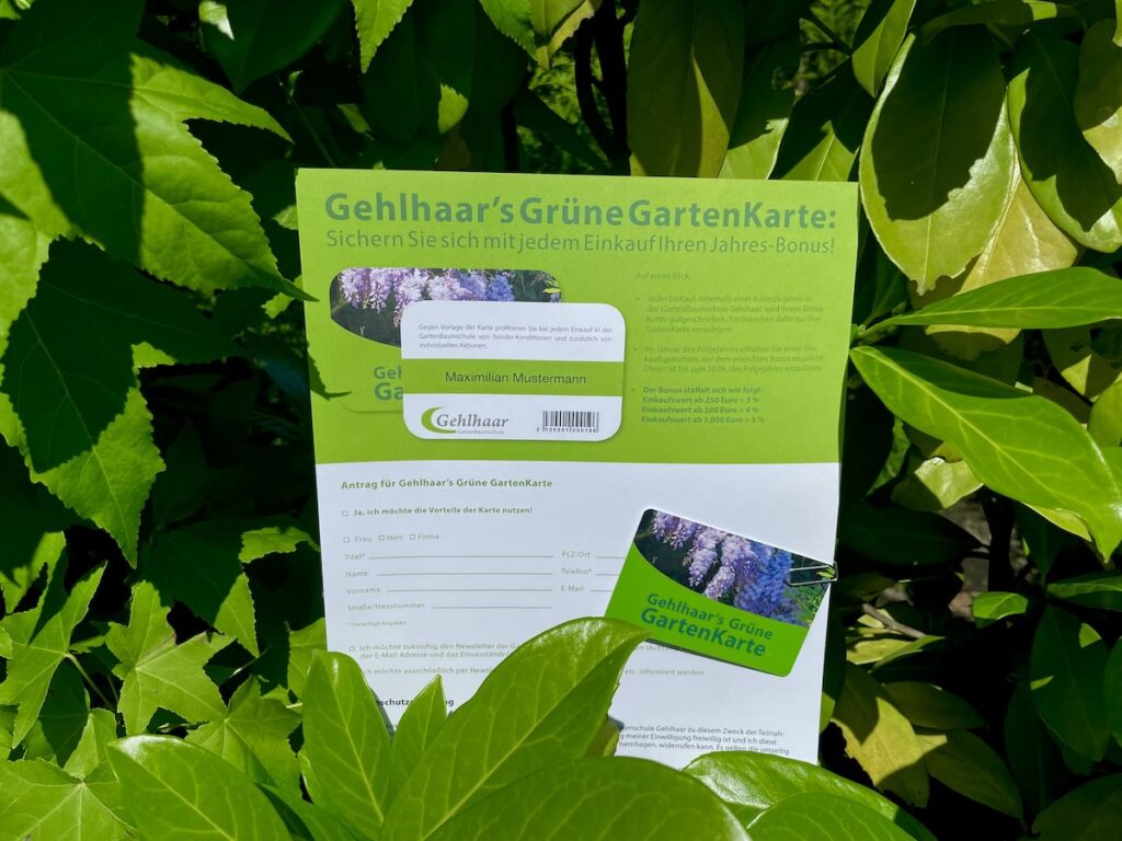 Man sieht den Anmeldebogen und die zugehörige Grüne GartenKarte (Kundenkarte Gehlhaar) umgeben von strahlend grünen Blättern.